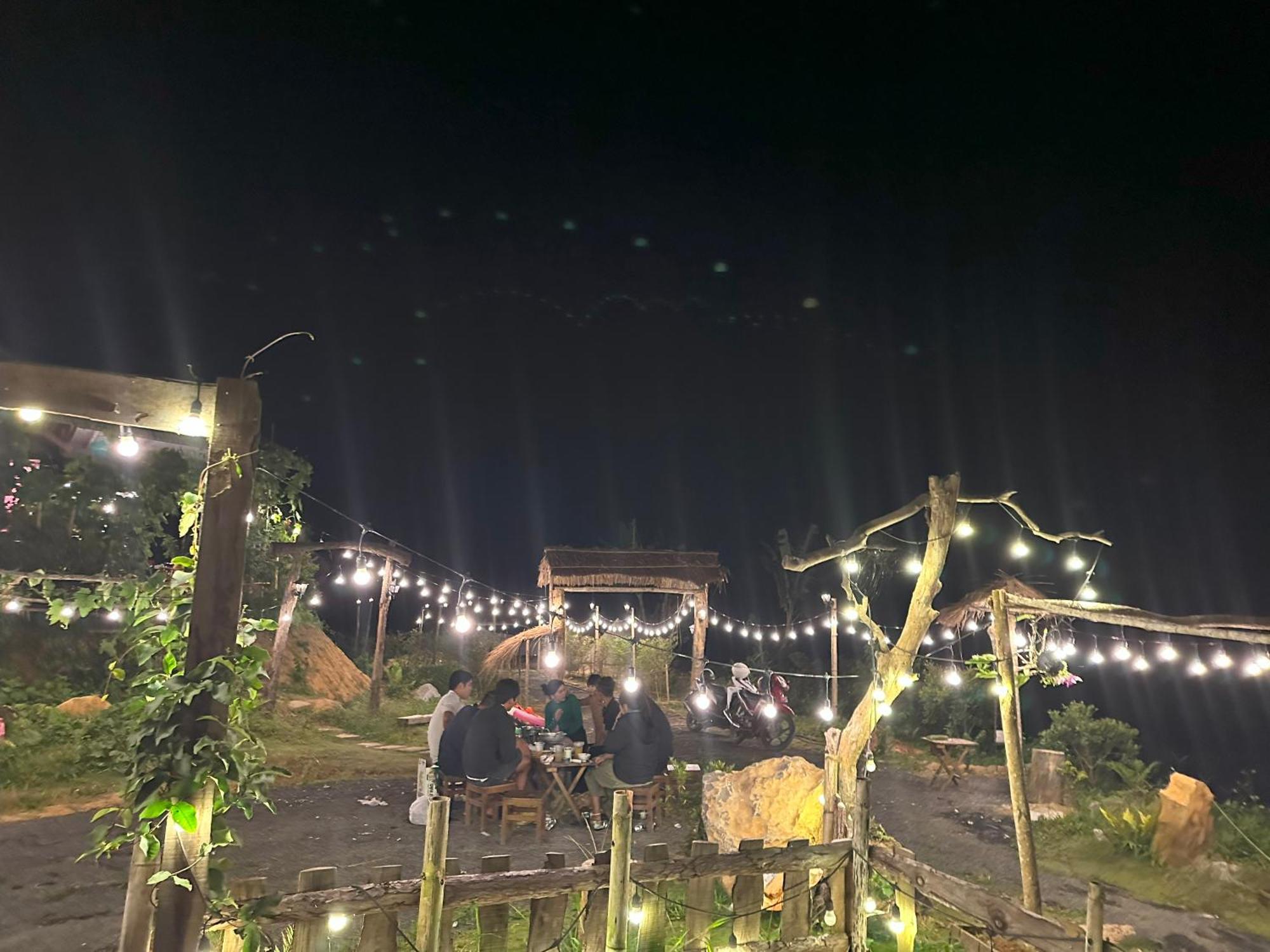 Coi Nguon Farm Glam Mang Den Campsite